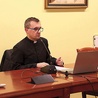 	Ksiądz Bartłomiej Krzos posiada stopień doktora teologii i filozofii.