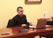 	Ksiądz Bartłomiej Krzos posiada stopień doktora teologii i filozofii.