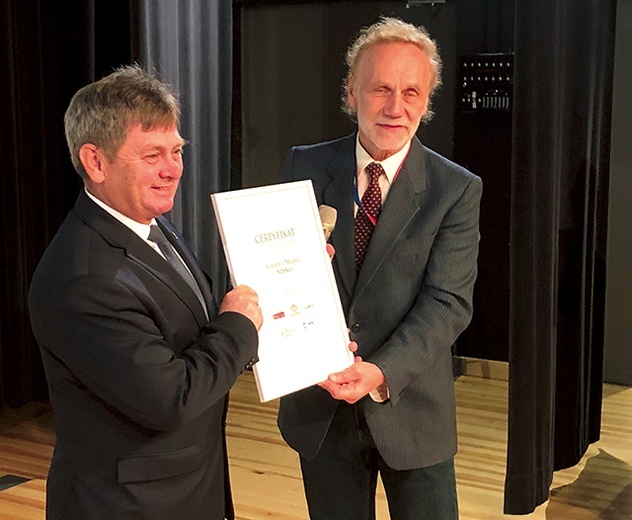 Waldemar Ślusarczyk (z lewej) odbiera certyfikat potwierdzający, że gmina jest przyjazna osobom starszym.