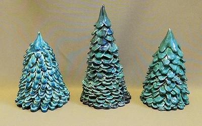 ◄	Twórcy przygotowali już bożonarodzeniowe choinki z ceramiki, drzewka w różnych technikach  czy baśniowe gnomy.