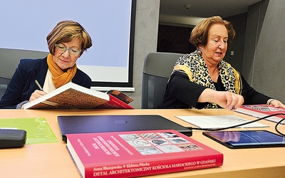 ▲	Prof. Błażejewska (z lewej) i prof. Pilecka w czasie spotkania autorskiego promocji książki.