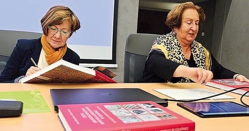 ▲	Prof. Błażejewska (z lewej) i prof. Pilecka w czasie spotkania autorskiego promocji książki.