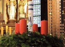 ▲	Wieniec adwentowy i świeca roratnia w katedrze.