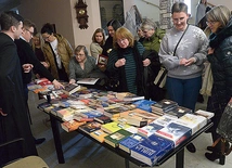 	Nauczyciele chętnie korzystali z propozycji kleryckiej księgarni.