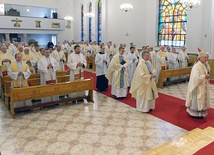 	Msza św. z modlitwą za zmarłych duchownych sprawowana była pod przewodnictwem bp. Marka Solarczyka w kaplicy Wyższego Seminarium Duchownego.