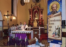 Biskup rozpoczął Adwent z wiernymi parafii Opieki Matki Bożej Bolesnej.
