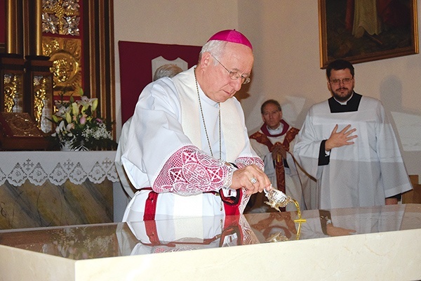 Uroczystości poświęcenia kościoła towarzyszył szereg gestów.