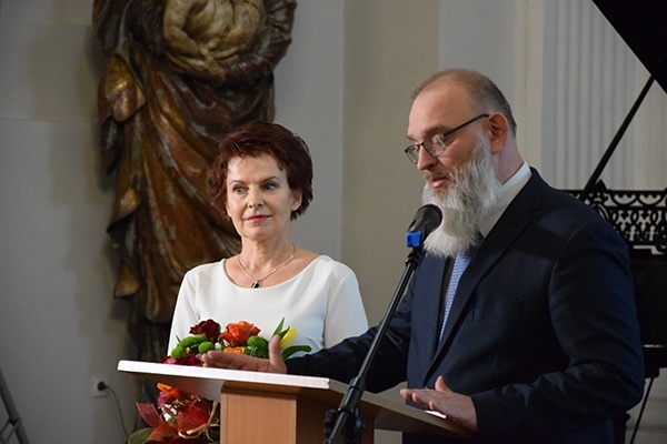 Na ręce dyrektor placówki złożono gratulacje  i życzenia.