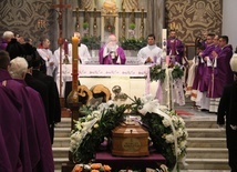 Msza pogrzebowa sprawowana była w kościele św. Michała Archanioła. 