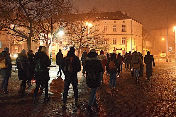 Niosąc Chrystusowe światło, stają się znakiem dla całego miasta.