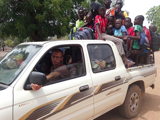 ▲	Typowy transport w Czadzie. Ojciec Tomek odwozi dzieci z wakacji do rodzinnych wiosek.