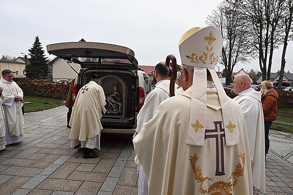 26 listopada. Rzeźba opuszcza świątynię po Mszy Świętej.