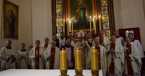 W uroczystości uczestniczyli bp Andrzej F. Dziuba i wielu kapłanów.