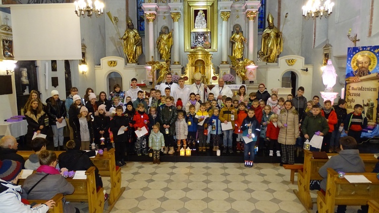 Licznie zgromadzone dzieci na Roratach to w parafii w Białej Rawskiej adwentowa codzienność. 