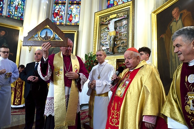 Kardynał po raz pierwszy odwiedził grybowską świątynię.