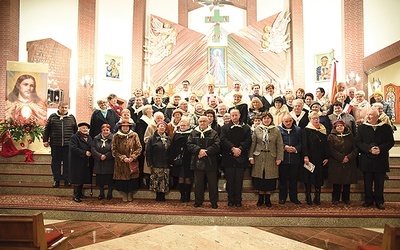 Jubilaci z biskupem, duszpasterzami i nowymi członkami.