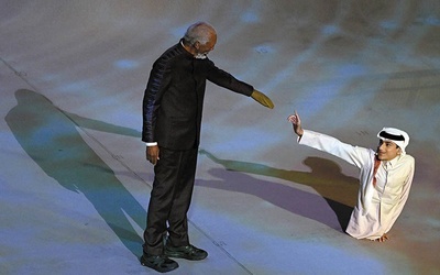 Aktor Morgan Freeman i Ghanim Al-Muftah podczas ceremonii otwarcia Mistrzostw Świata w Piłce Nożnej w Katarze.