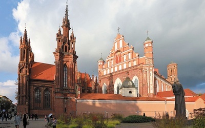 Pomnik Mickiewicza  przy kościele św. Anny.