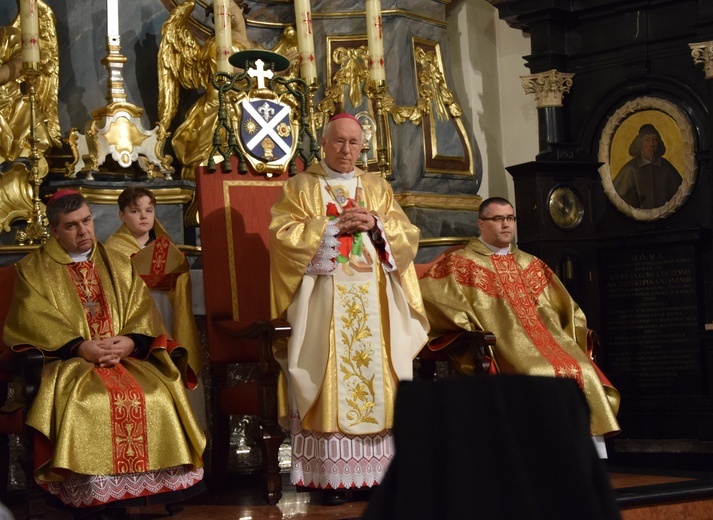 W dniu imienin biskupa podczas Eucharystii solenizant przyjął życzenia.