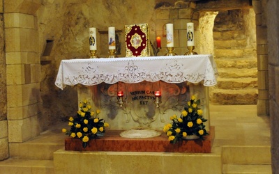 Grota Zwiastowania w bazylice w Nazarecie. Pod ołtarzem łaciński napis: Verbum Caro hic fatum est (Słowo stało się Ciałem).