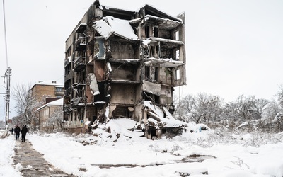 Ukraina: 80-letnia mieszkanka zbombardowanej wsi: dorobek całego życia mam w reklamówce