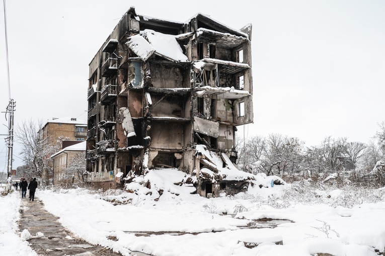 Ukraina: 80-letnia mieszkanka zbombardowanej wsi: dorobek całego życia mam w reklamówce