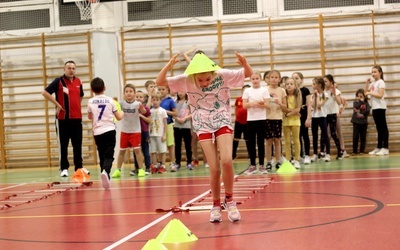 Lubań. Parafianie w sali sportowej