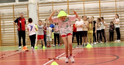 Lubań. Parafianie w sali sportowej