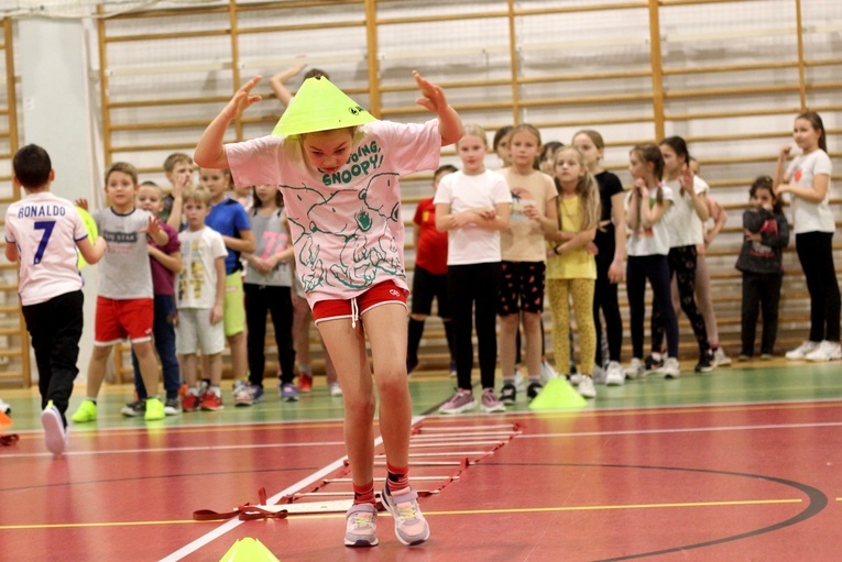 Lubań. Parafianie w sali sportowej