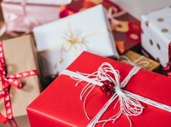 Badanie: 61,4 proc. Polaków zamierza w tym roku zaoszczędzić na prezentach dla swoich dzieci