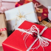 Badanie: 61,4 proc. Polaków zamierza w tym roku zaoszczędzić na prezentach dla swoich dzieci