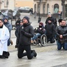 Część uczestników na kolanach przed pomnikiem św. Jana Pawła II prosiła w intencji wynagradzającej Niepokalanemu Sercu NMP.