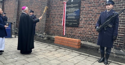 Katowice. Odsłonięcie tablicy poświęconej ks. Janowi Masze