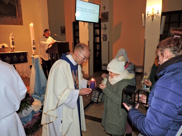 Dzieci i młodzież po Mszy św. do domów zanieśli płonące świece. 