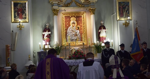 Podczas uroczystej Eucharystii bp Andrzej F. Dziuba poświęcił odrestaurowany obraz, przed którym dokonał zawierzenia parafii.