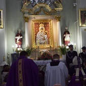 Podczas uroczystej Eucharystii bp Andrzej F. Dziuba poświęcił odrestaurowany obraz, przed którym dokonał zawierzenia parafii.