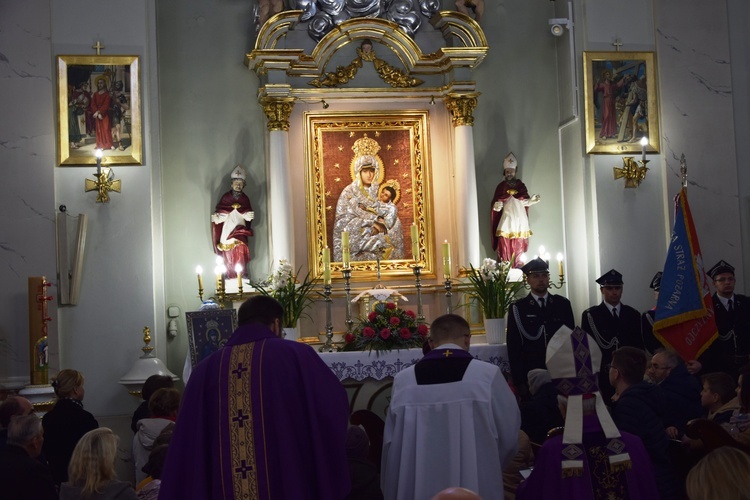 Podczas uroczystej Eucharystii bp Andrzej F. Dziuba poświęcił odrestaurowany obraz, przed którym dokonał zawierzenia parafii.