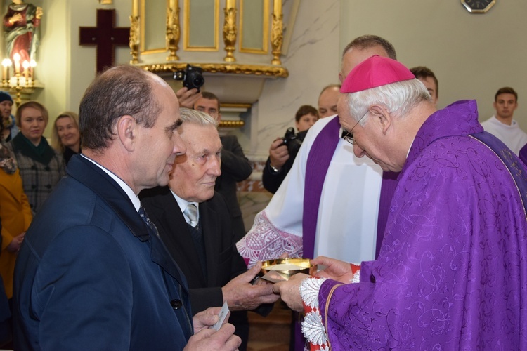 Poświęcenie obrazu Maryi i zawierzenie parafian w Makowie