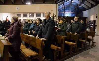 Mamy dużo kontaktów, a czy jesteśmy w relacjach?