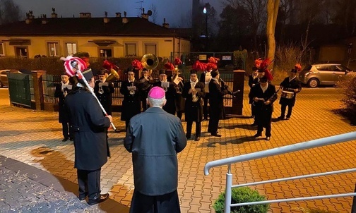Górnicy świętują Barbórkę. Górnicza orkiestra zagrała przed świtem od oknami arcybiskupa katowickiego