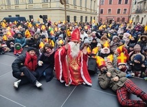 Setki osób bawiły się na Starym Mieście w oczekiwaniu na orszak. 