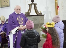 Życzenia ks. Józefowi Knapczykowi złożyły m. in. miejscowe dzieci. Jedna z dziewczynek przebrała się za św. Barbarę.