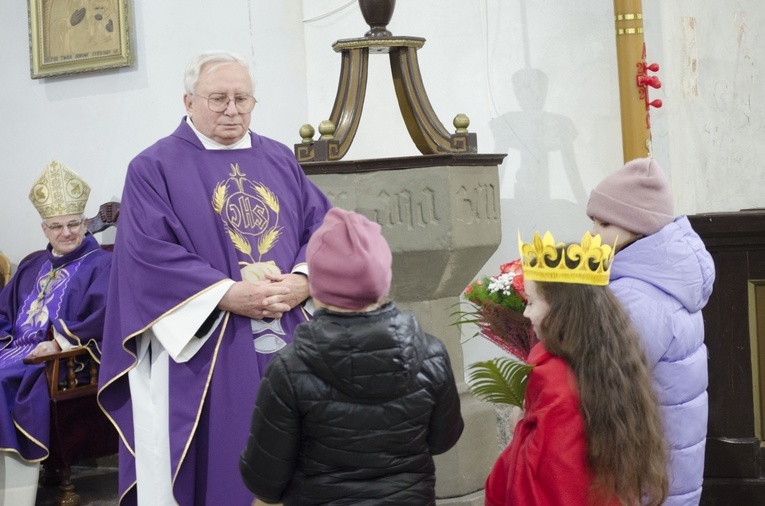 Życzenia ks. Józefowi Knapczykowi złożyły m. in. miejscowe dzieci. Jedna z dziewczynek przebrała się za św. Barbarę.