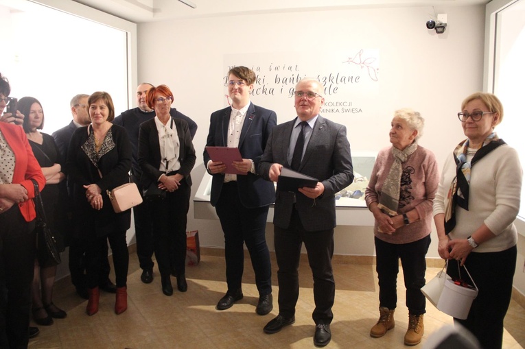 Tarnów. Bombki, bańki, szklane cacka i glaskule z kolekcji Dominika Święsa