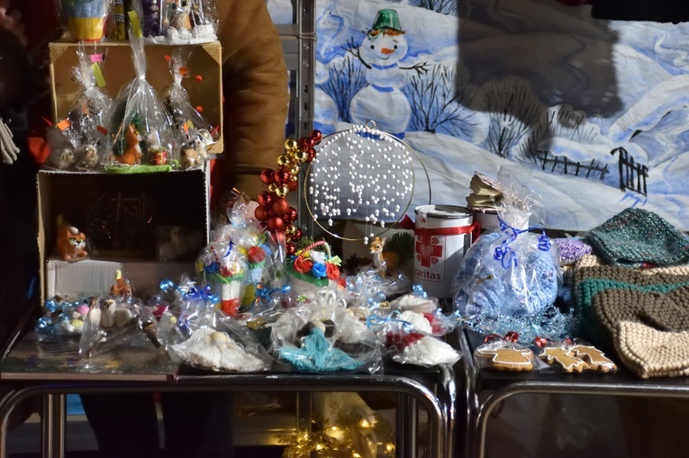 Wolontariusze Caritas AG na świątecznym jarmarku