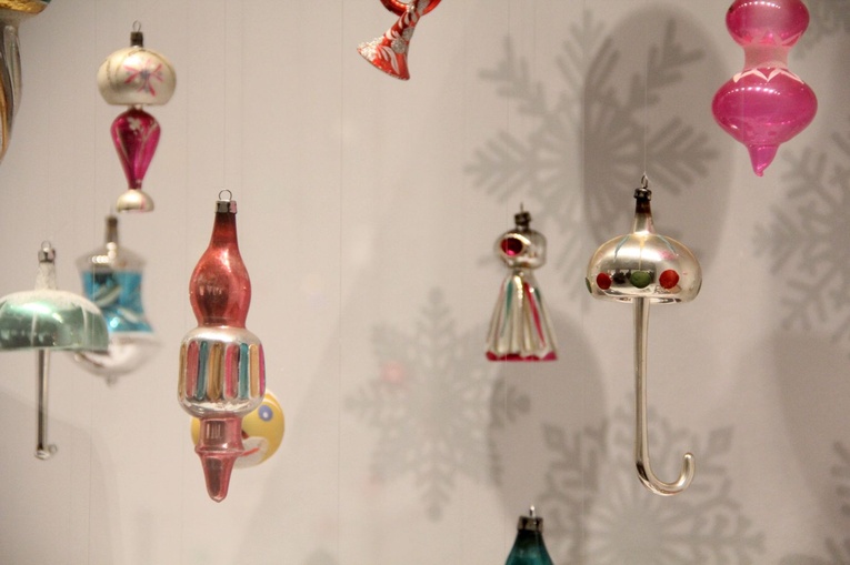 Tarnów. Bombki, bańki, szklane cacka i glaskule z kolekcji Dominika Święsa
