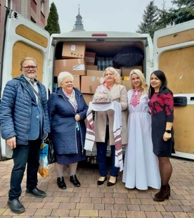 Pierwszy transport został wysłany w listopadzie. Od lewej sponsor, koordynator i wolontariuszki z Ukrainy.