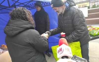 Chorzów. "Akcja kanapka". Śląski Bank Żywności i Straż Miejska wspólnie dla bezdomnych