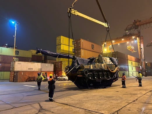 Pierwsza dostawa tegorocznych zakupów zbrojeniowych z Korei - czołgi i armatohaubice