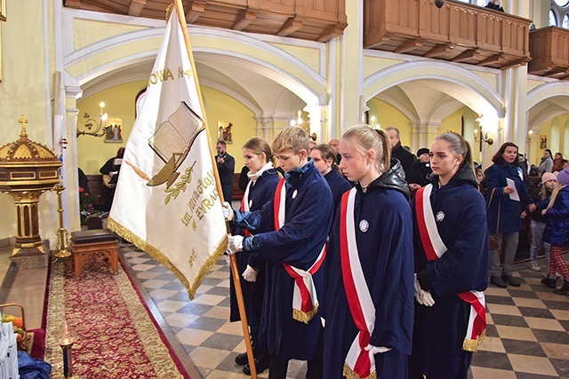 ▲	 Uczniowie do świątyni przybyli ze sztandarem.